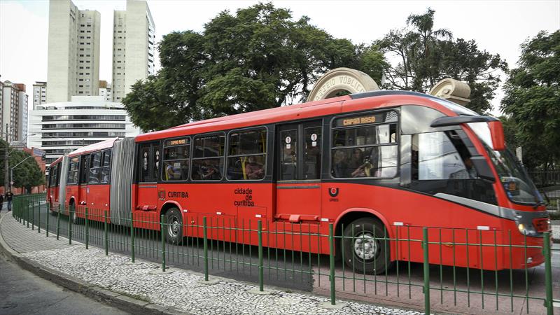 Ônibus biarticulado de Curitiba na canaleta exclusiva do sistema BRT da URBS