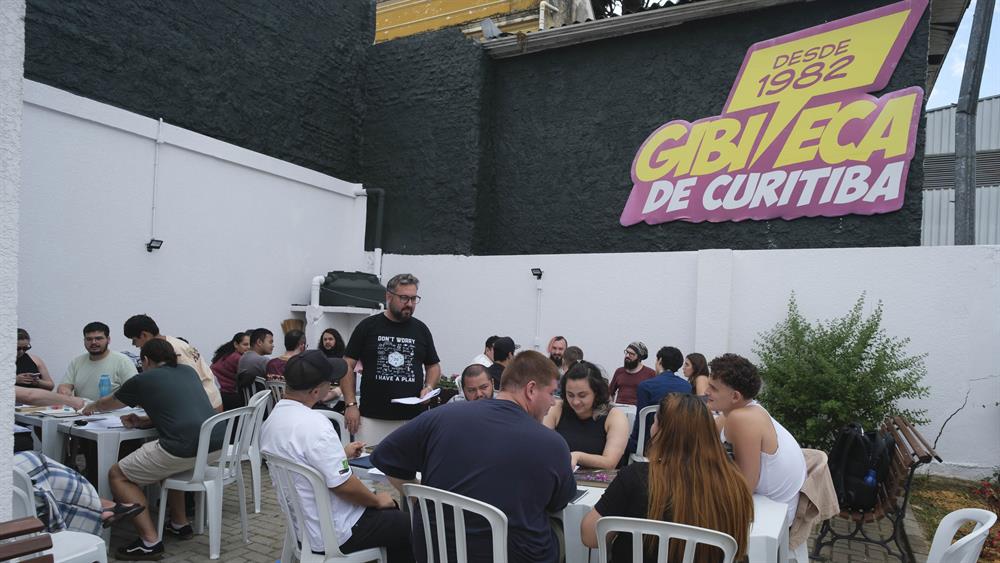 Gibiteca de Curitiba retoma sessões de RPG e reúne fãs da cultura geek aos sábados