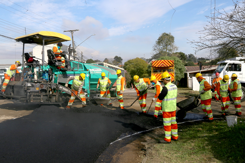 Recuperação do pavimento de rua no bairro Pinheirinho, em Curitiba