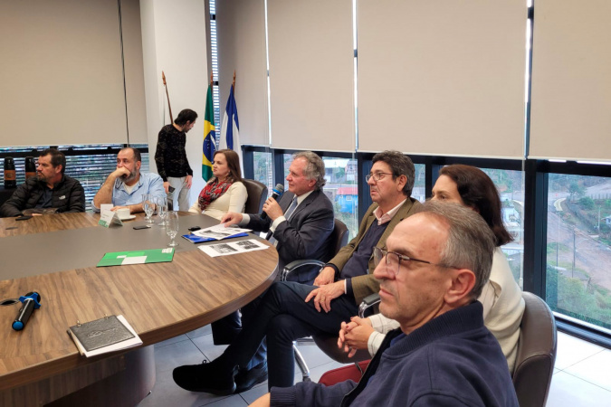 Representantes da Sanepar em fórum empresarial sobre inovação e saneamento no Paraná.