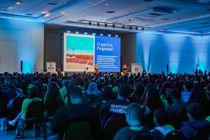 Alunos reunidos no encontro de protagonismo juvenil em Foz do Iguaçu