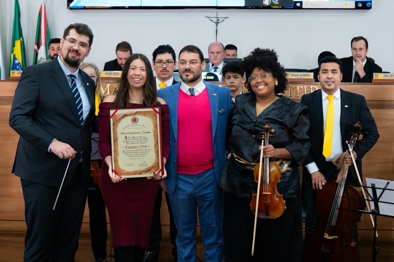 Camilla Gonda entrega Votos de Congratulações à Camerata UTFPR na Câmara de Curitiba