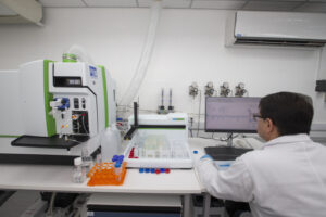 Notícias de Curitiba e do Paraná | Busão Curitiba 18 tecpar laboratorio espectrometria 2 Notícias de Curitiba e do Paraná | Busão Curitiba